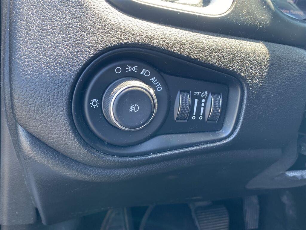Used 2021 Glacier Metallic Clearcoat Jeep Latitude image 20