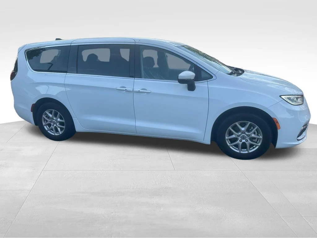 Used 2023 White Chrysler Touring L image 27