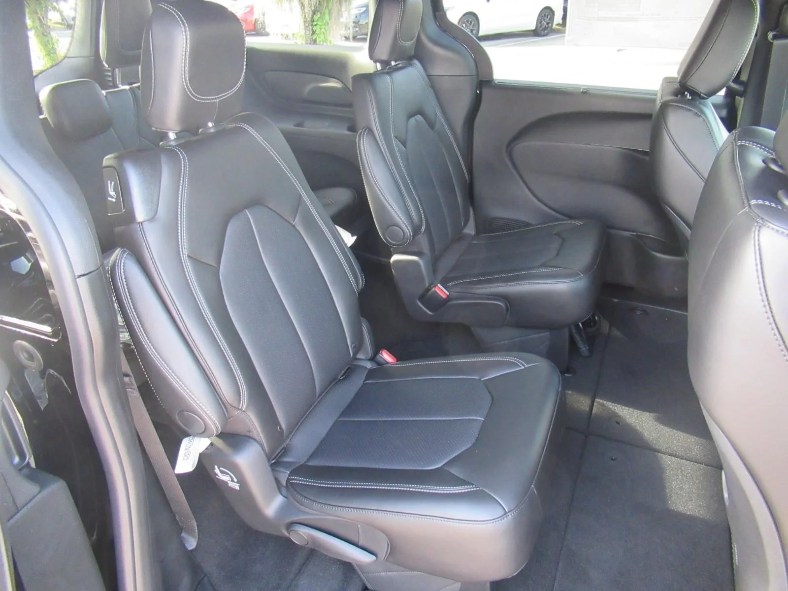 New 2027 Diamond Black Crystal Pearl-Coat Exterior Paint Chrysler Select image 10