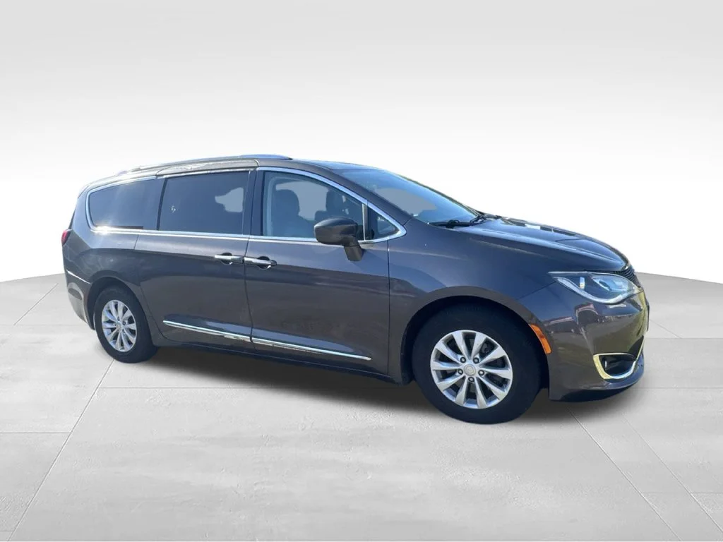 Used 2019 Gray Chrysler Touring L image 3