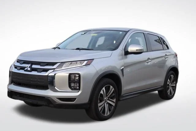 Used 2025 Silver Mitsubishi 2.0 SE image 5