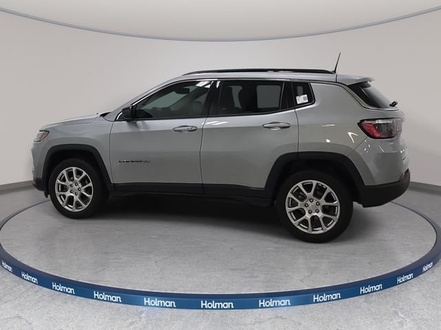 Used 2022 Silver Jeep Latitude Lux image 9