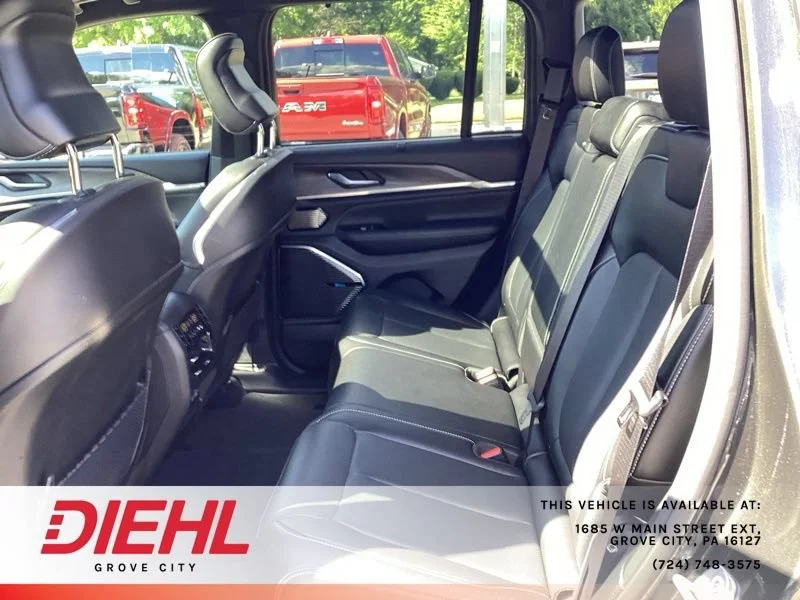 Used 2023  Jeep Overland image 15