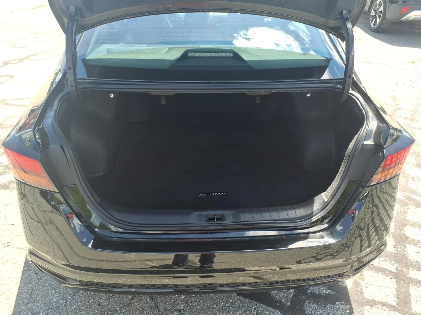 Used 2024 Super Black Nissan 2.5 SV image 13