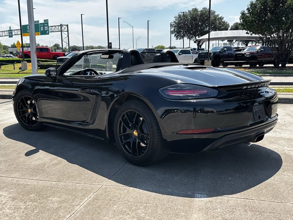 Used 2017  Porsche Base image 3
