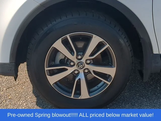 Used 2016 White Toyota XLE image 18