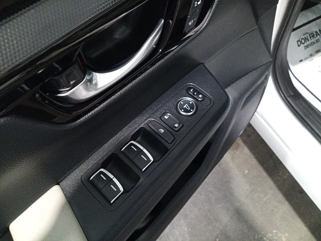 Used 2025 White Honda EX-L image 11