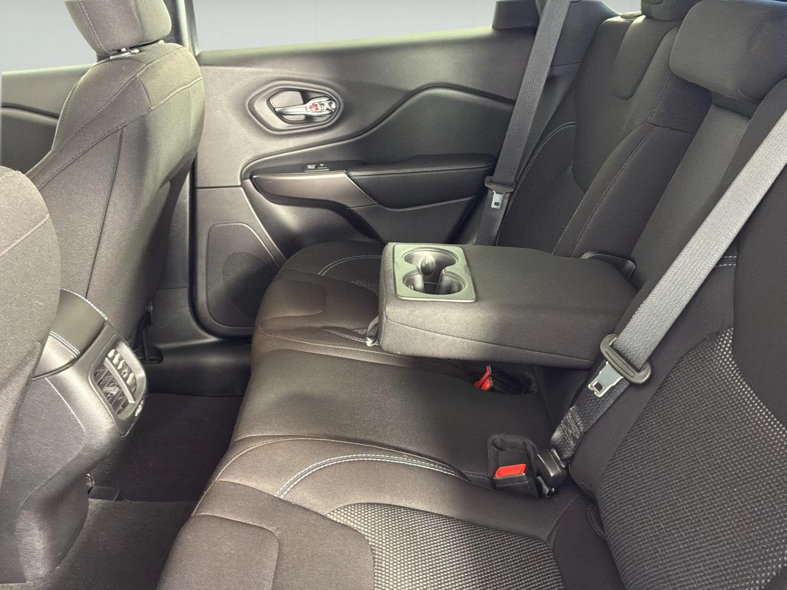 Used 2020 Diamond Black Crystal Pearlcoat Jeep Latitude image 36
