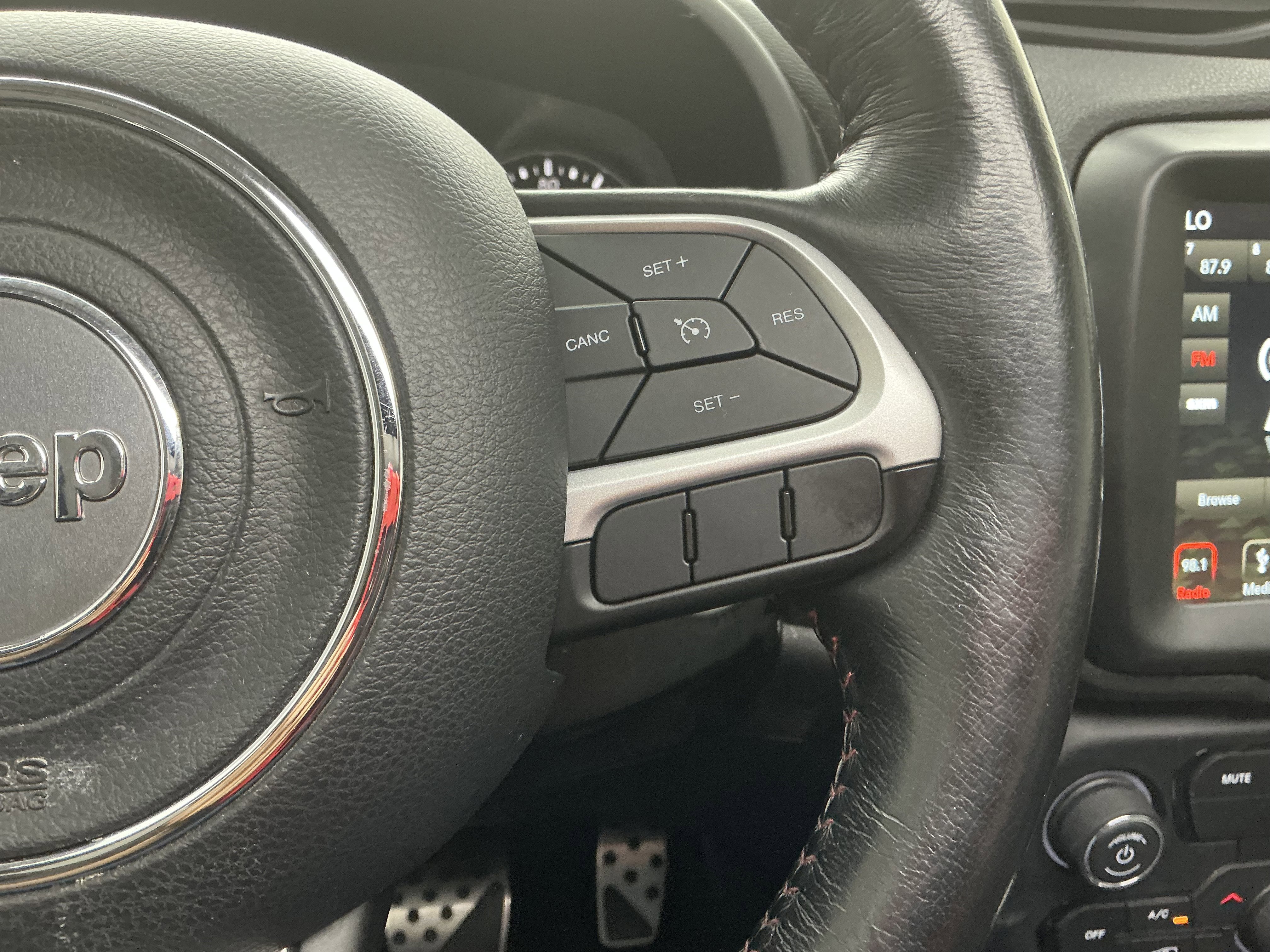 Used 2018 Alpine White Jeep Trailhawk image 10