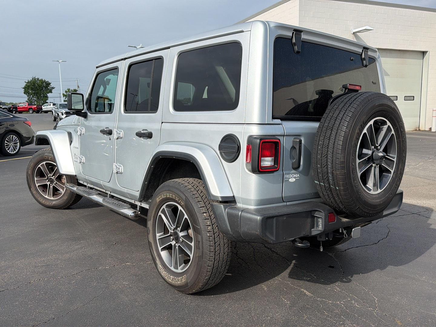 Used 2023 Silver Zynith Jeep Sahara image 3