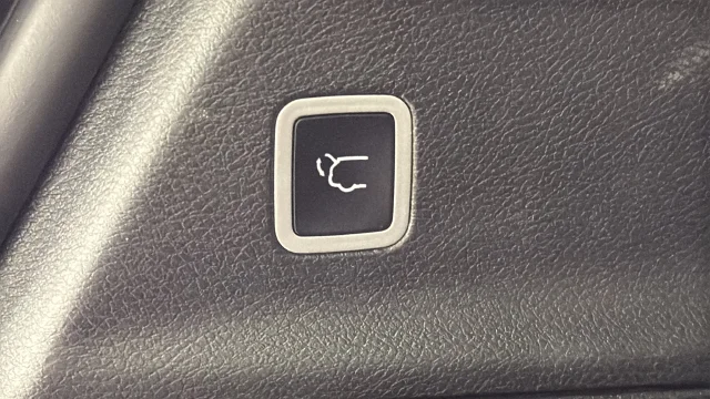 Used 2025 Bright White Clearcoat Chrysler Limited image 29