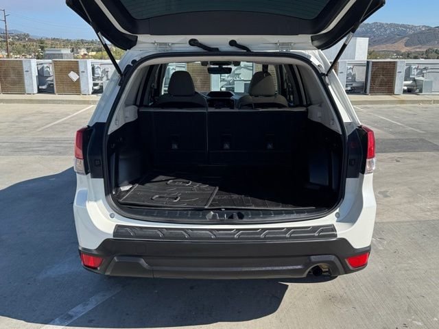 Used 2019 White Subaru Base image 22