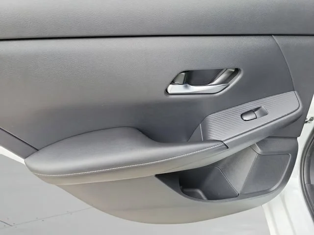 Used 2023  Nissan S image 12