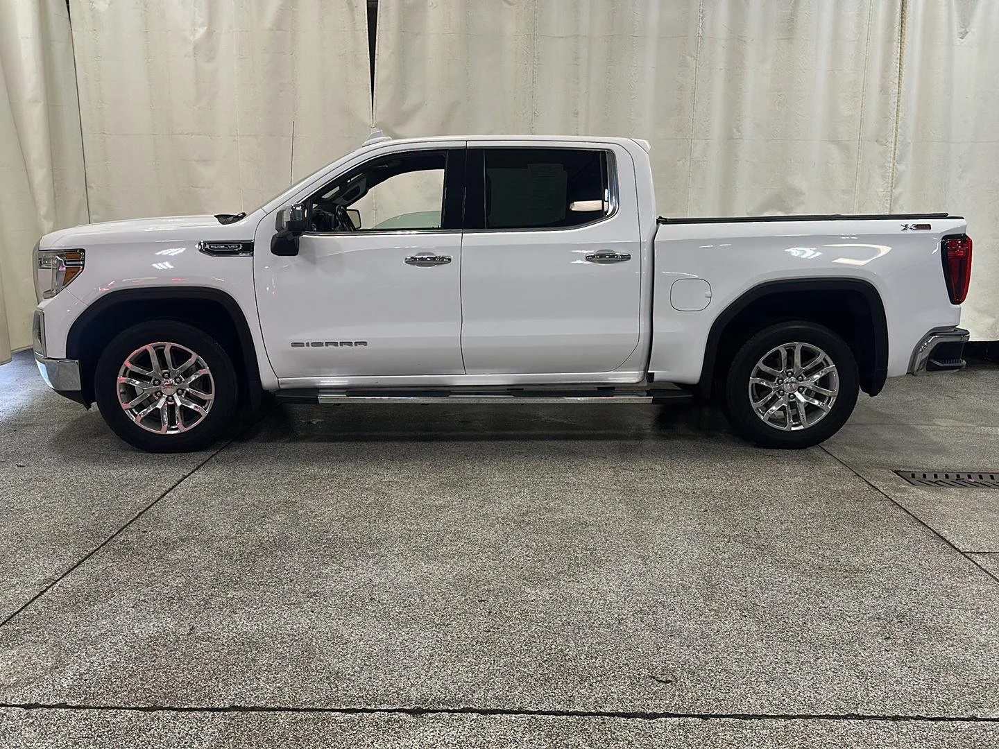 Used 2021 GMC Sierra 1500 SLT with VIN 3GTU9DED9MG157568 for sale in Waconia, Minnesota