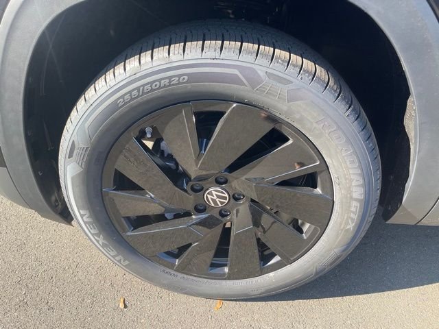 New 2026 Black Volkswagen 2.0T SE w/Technology image 10