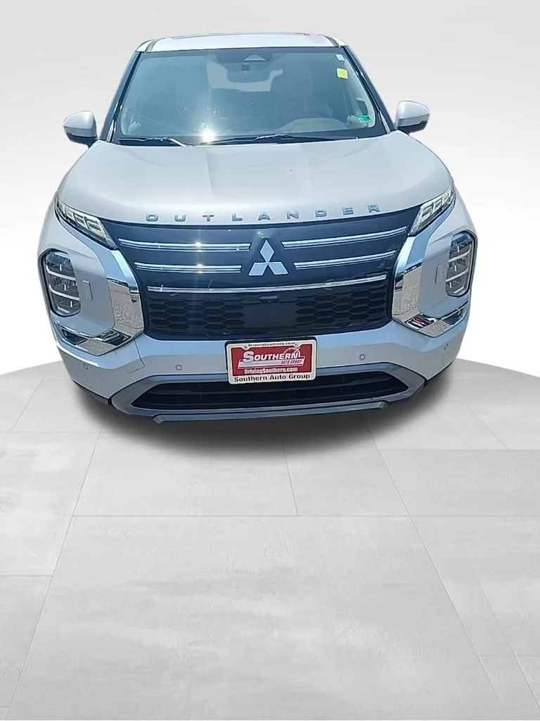 Used 2025 White Mitsubishi SE image 16