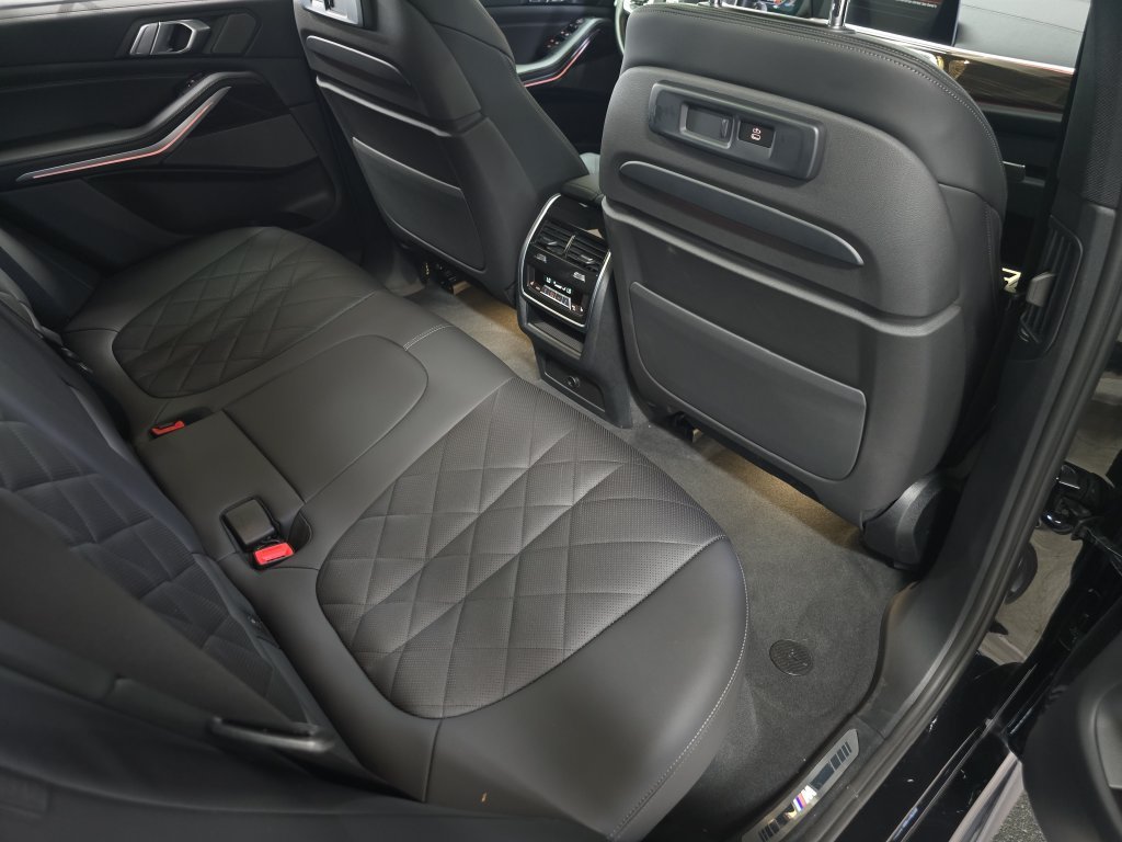 Certified Used 2023 Black Sapphire Metallic BMW M50i image 16