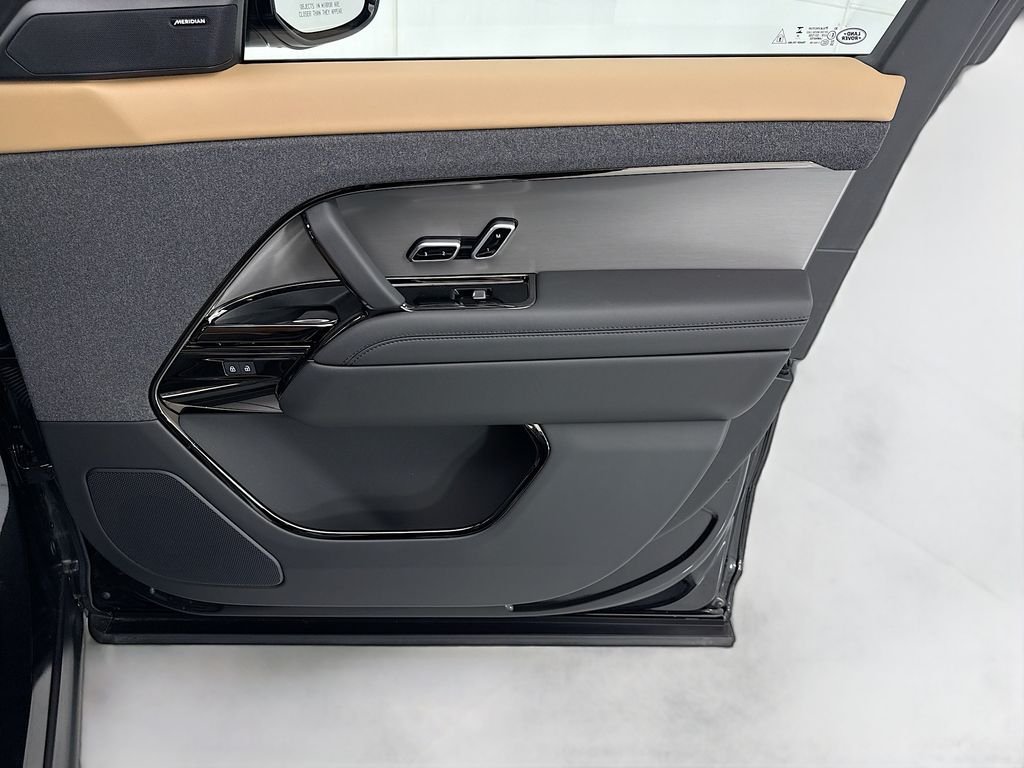 New 2026 Santorini Black Land Rover Dynamic SE image 24