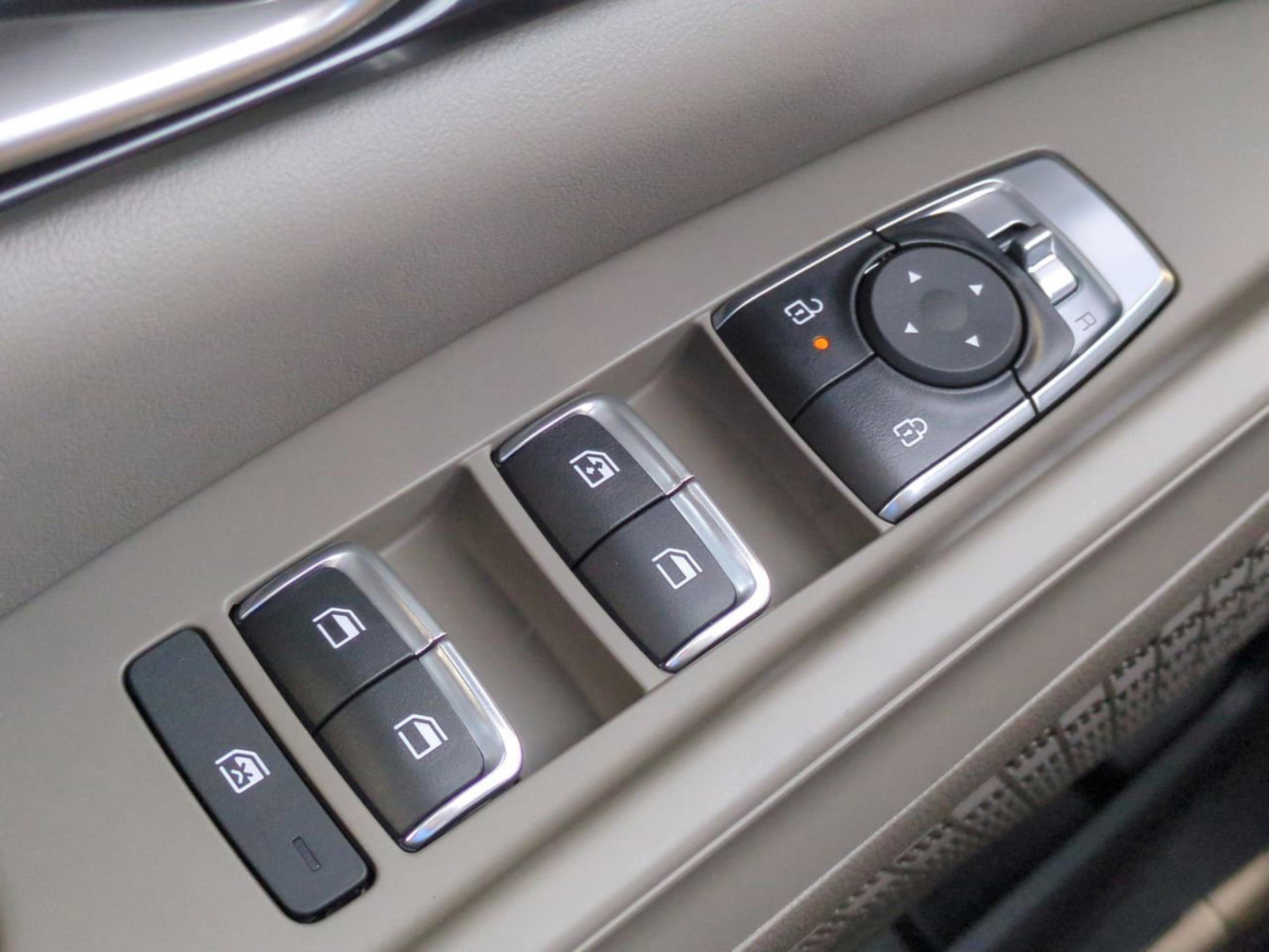 New 2026 Snow White Pearl Kia LXS image 49