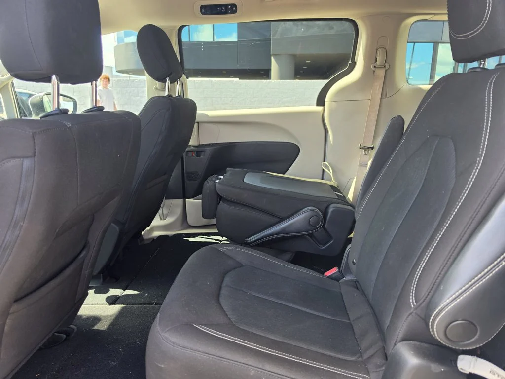 Used 2023 White Chrysler LX image 9
