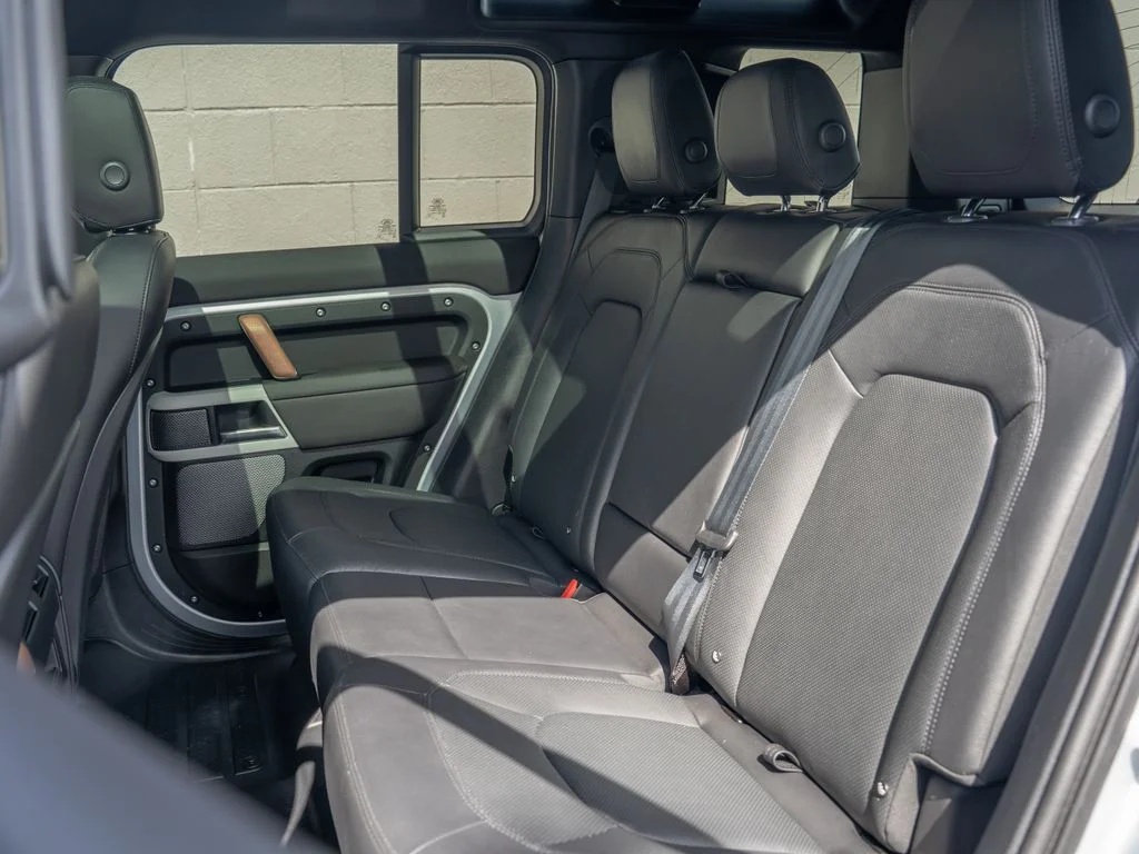Used 2024  Land Rover SE image 18