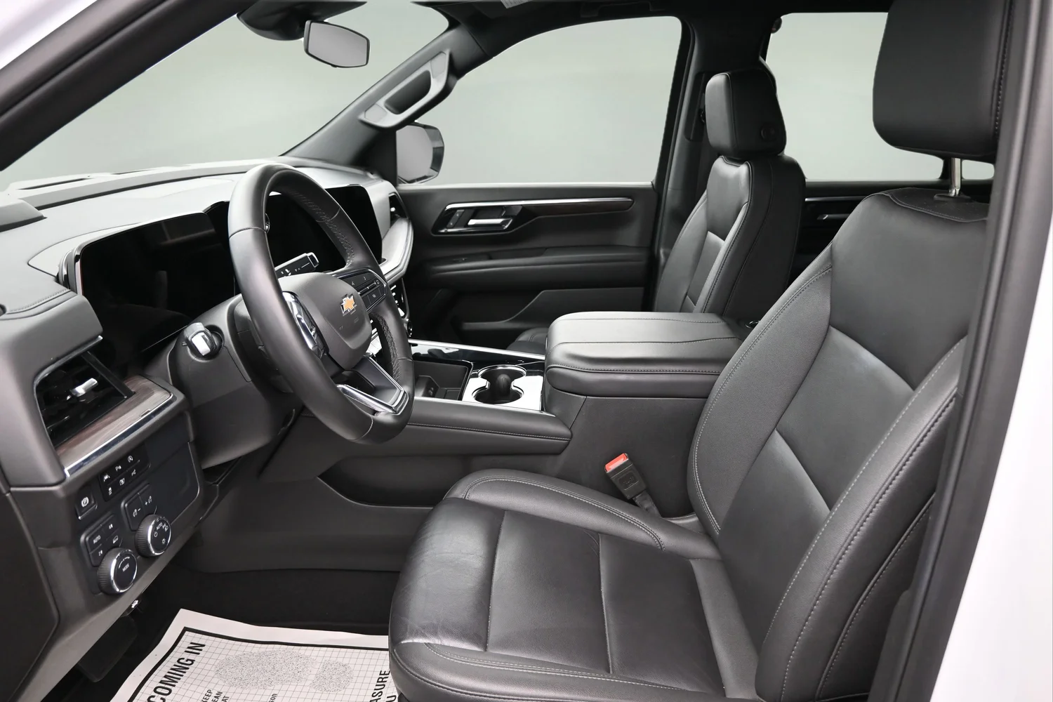 Used 2025 White Chevrolet LT image 26