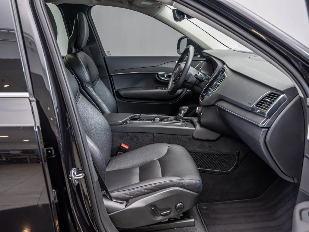 Used 2020 Onyx Black Metallic Volvo T6 Momentum image 26