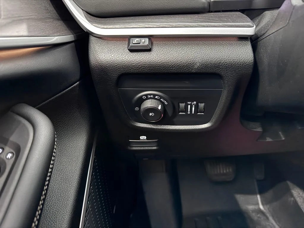 Used 2022 Baltic Gray Metal Jeep Limited image 23