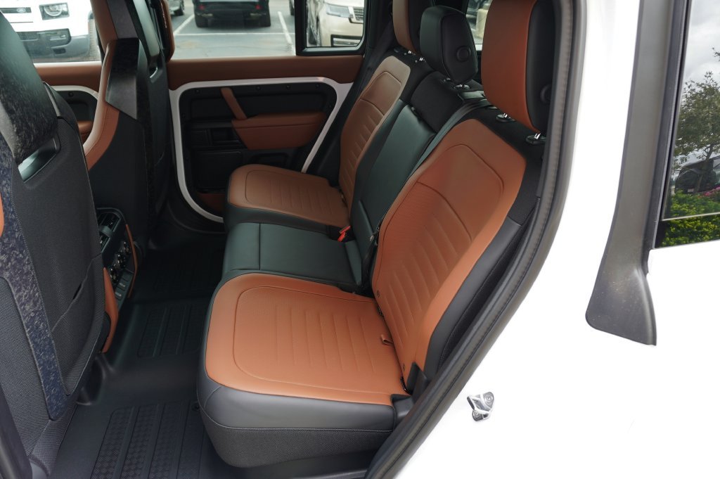 New 2026 Fuji White Land Rover OCTA image 35