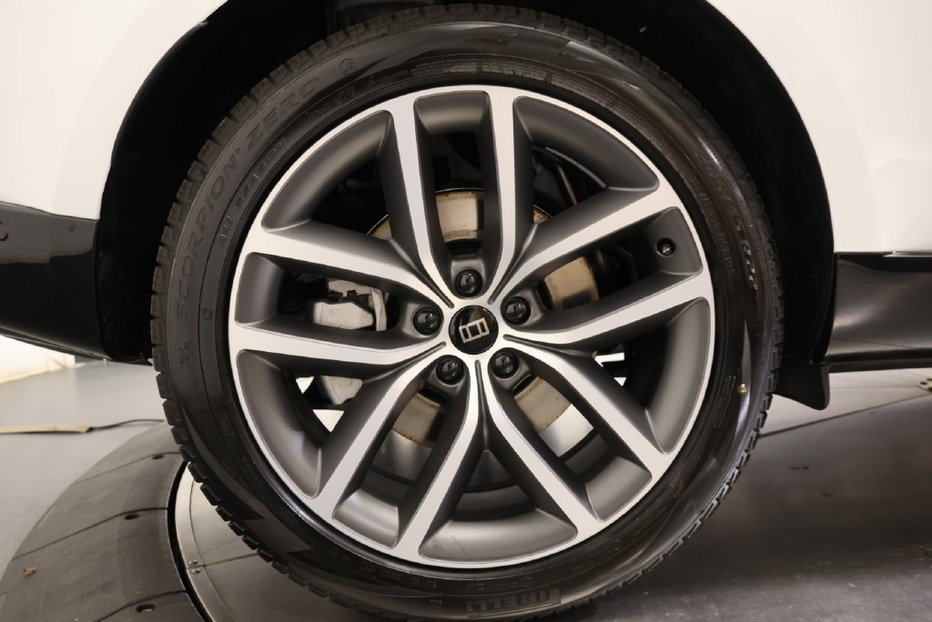 New 2027 Fuji White Land Rover SE image 11