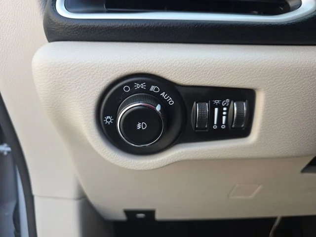 Used 2023 Silver Chrysler Touring L image 27