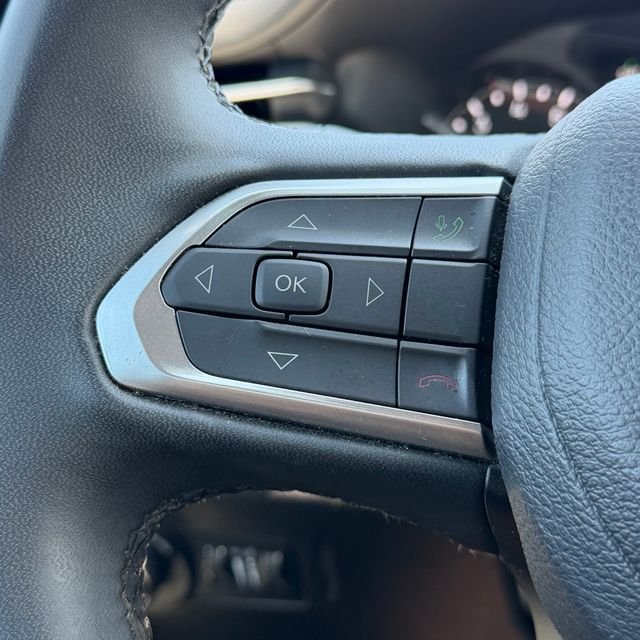 Used 2024 White Jeep Latitude image 16