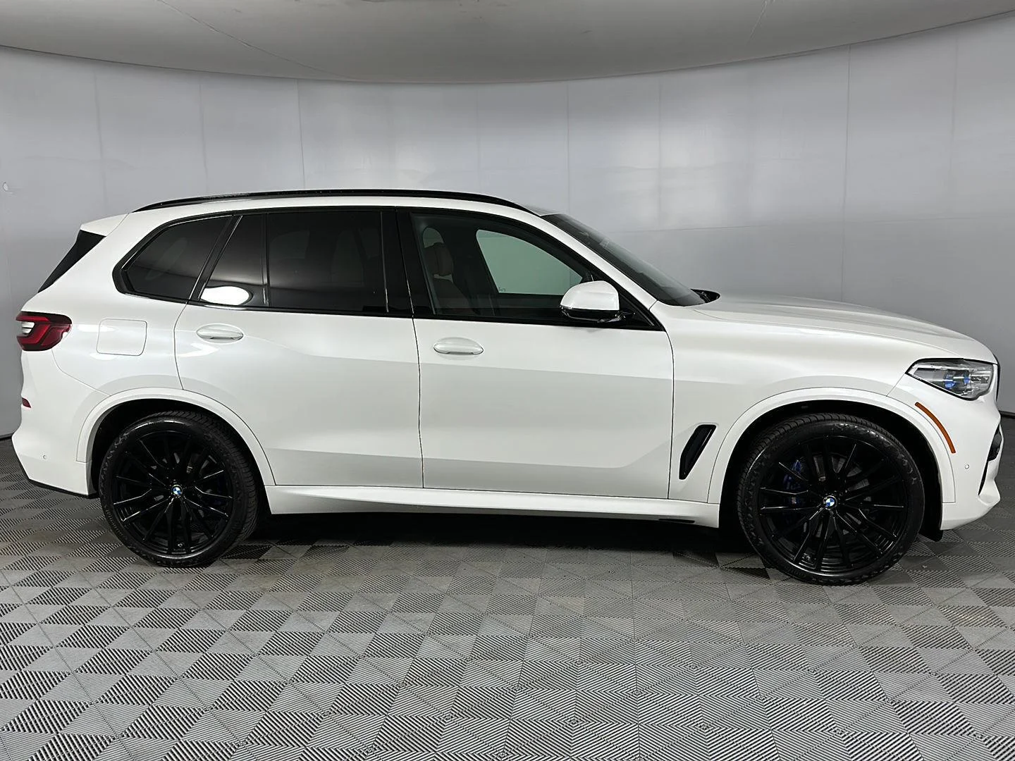 Used 2022 Mineral White Metallic BMW xDrive40i image 33