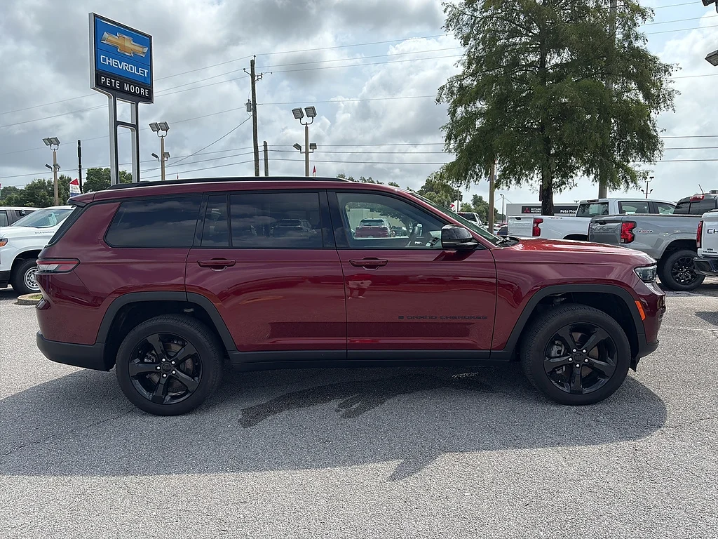 Used 2024 Velvet Red Pearl Coat Jeep  image 4