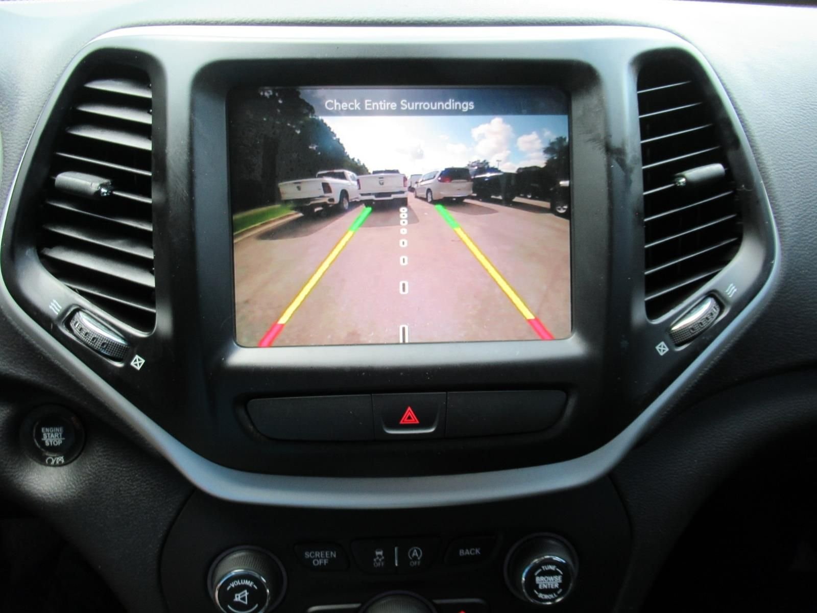 Used 2018 White Jeep Latitude Plus image 29