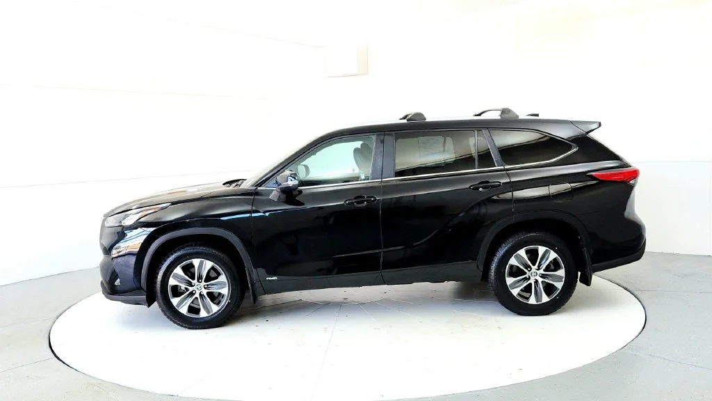 Used 2023 Black Toyota XLE image 3