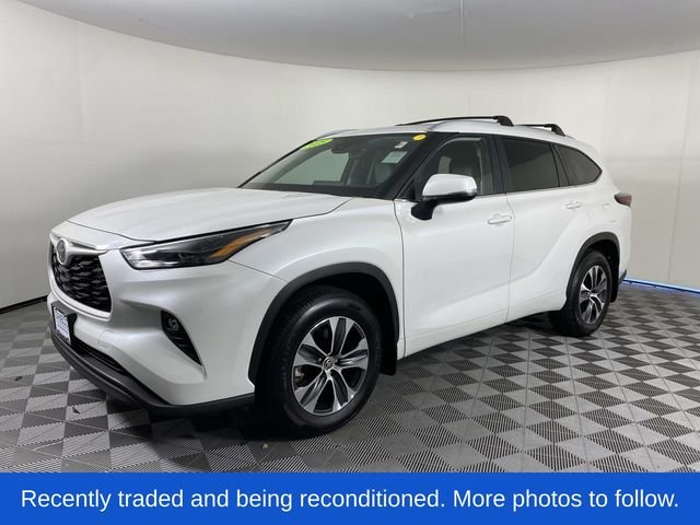 Used 2025 Beige Toyota XLE image 5