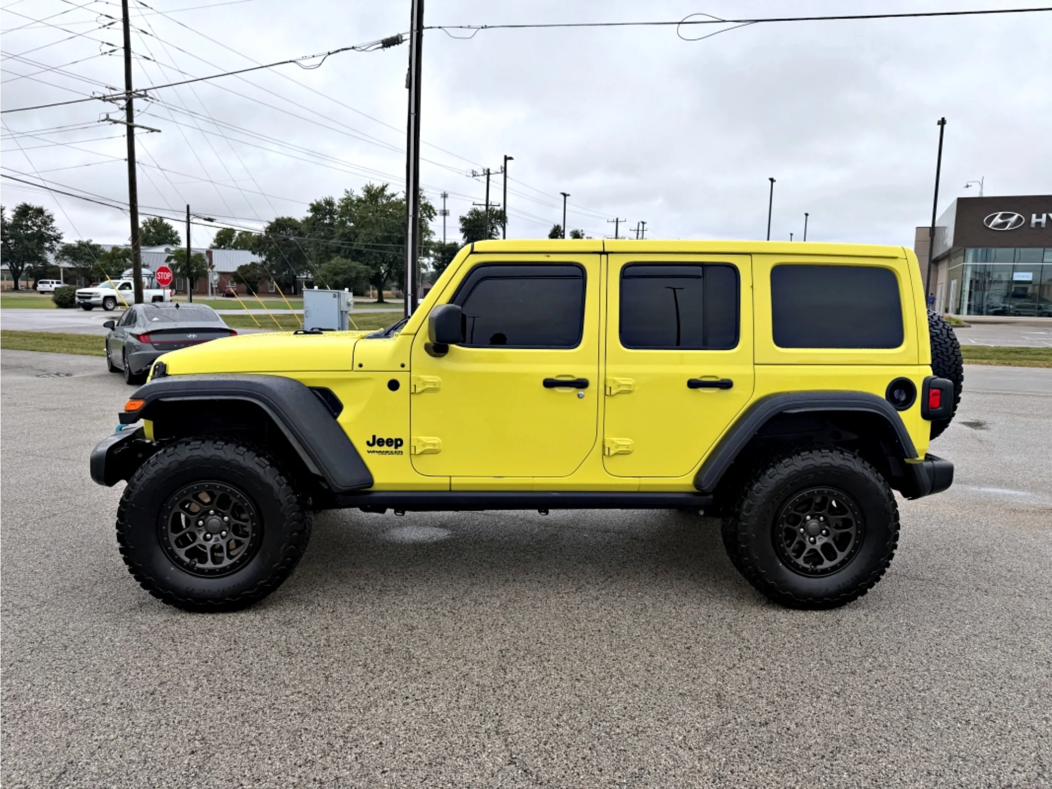 Used 2022 High Velocity Clearcoat Jeep Unlimited High Tide image 9