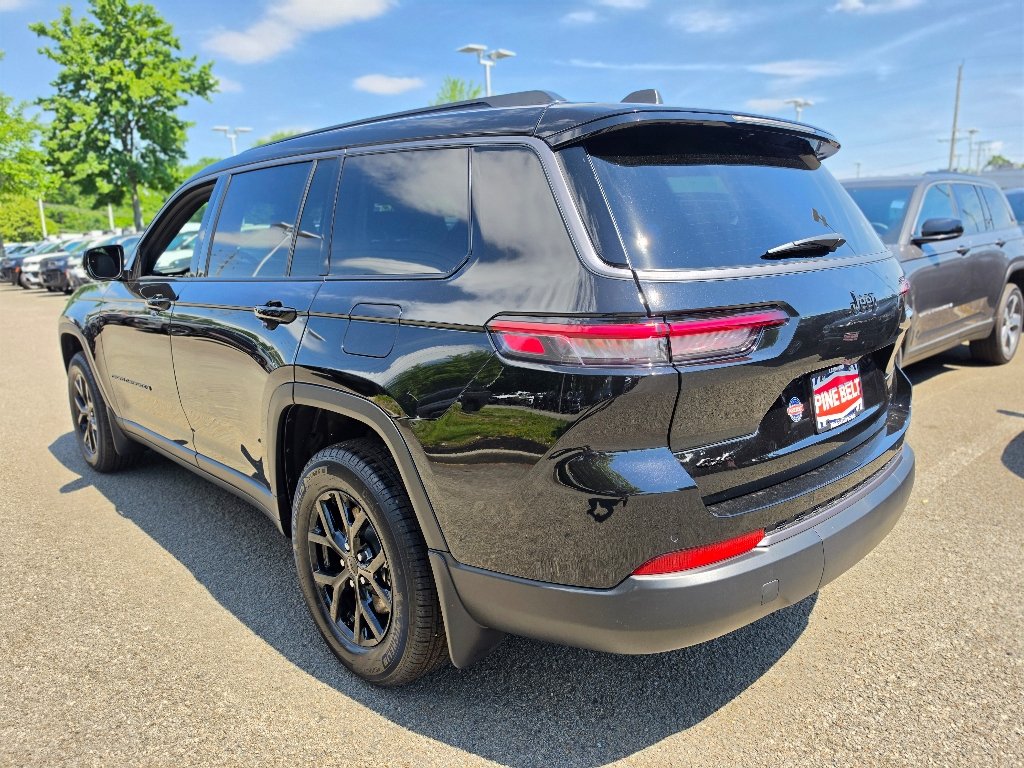 New 2026 Diamond Black Crystal Pearl-Coat Exterior Paint Jeep Altitude image 9