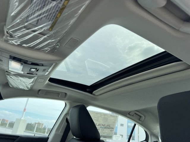Used 2024 White Lexus 300h image 22