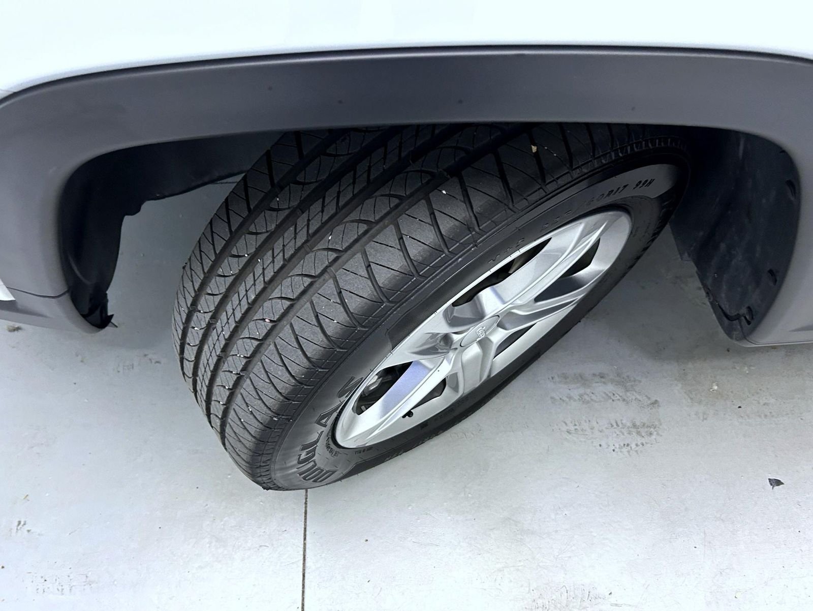 Used 2023 White Jeep Latitude image 23
