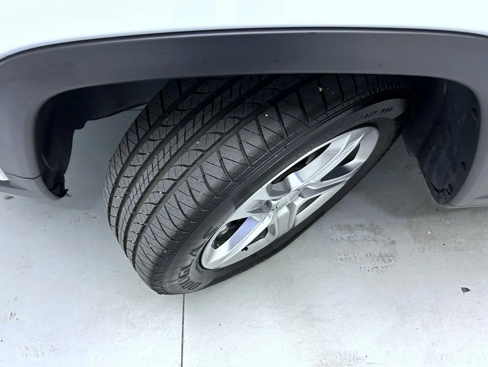 Used 2023 White Jeep Latitude image 23