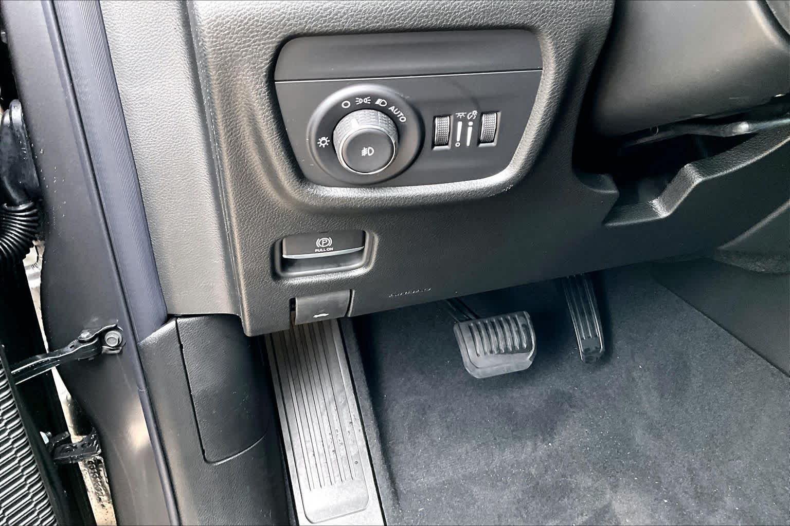 New 2026 Baltic Gray Metallic Clear-Coat Exterior Paint Jeep Limited image 19