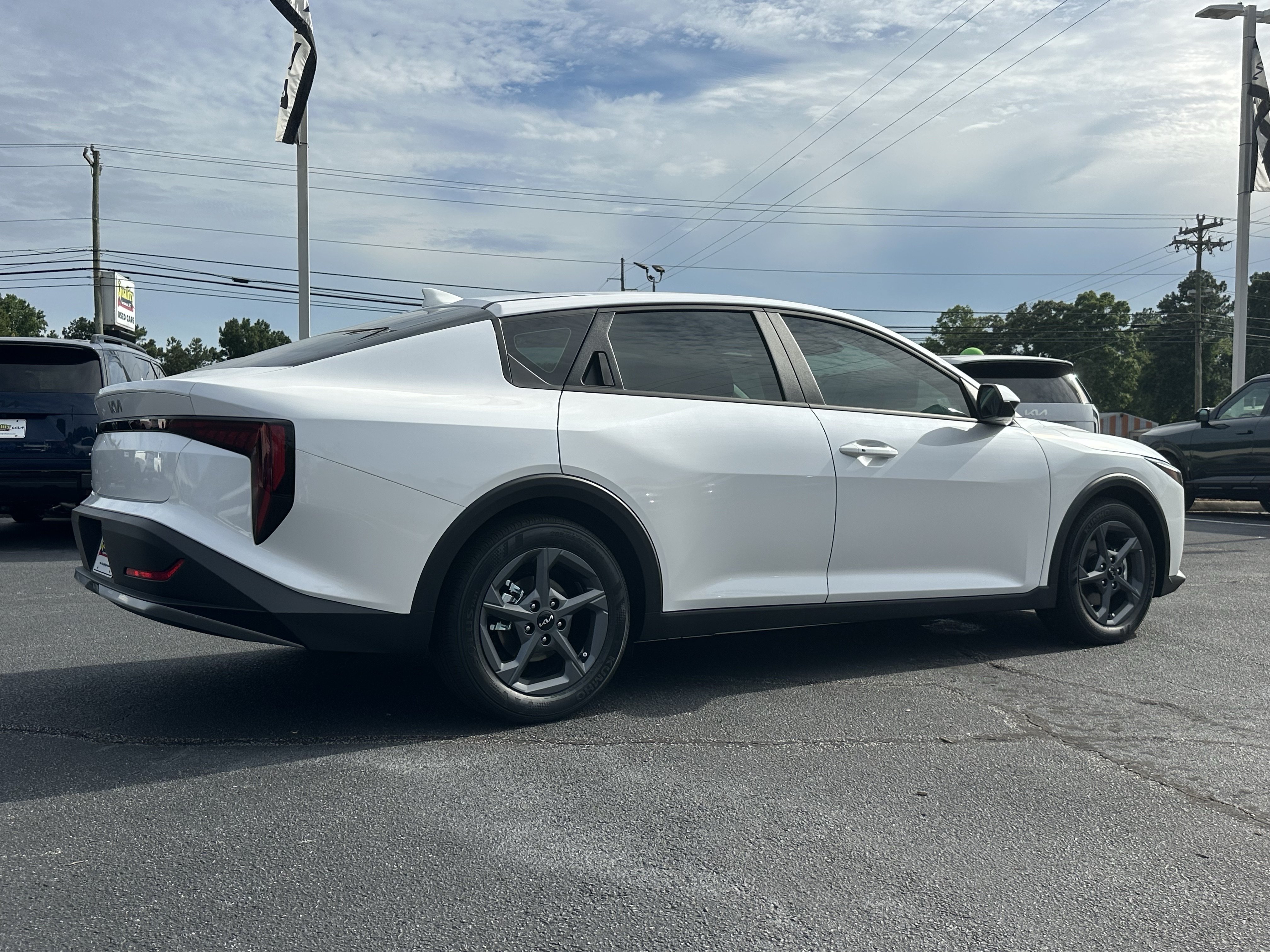 New 2026 Snow White Pearl Kia LXS image 8