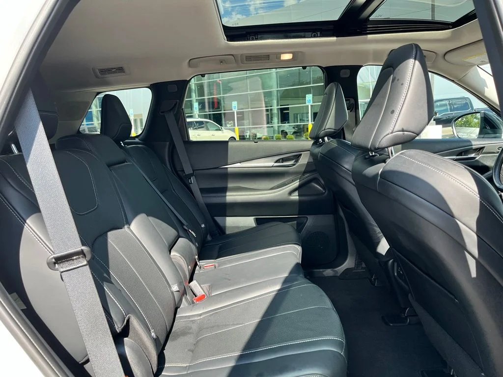Used 2023 White INFINITI LUXE image 8