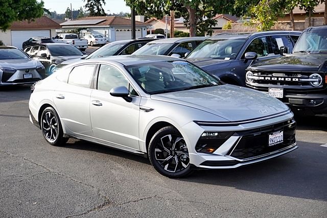 Used 2024 Silver Hyundai SEL image 2