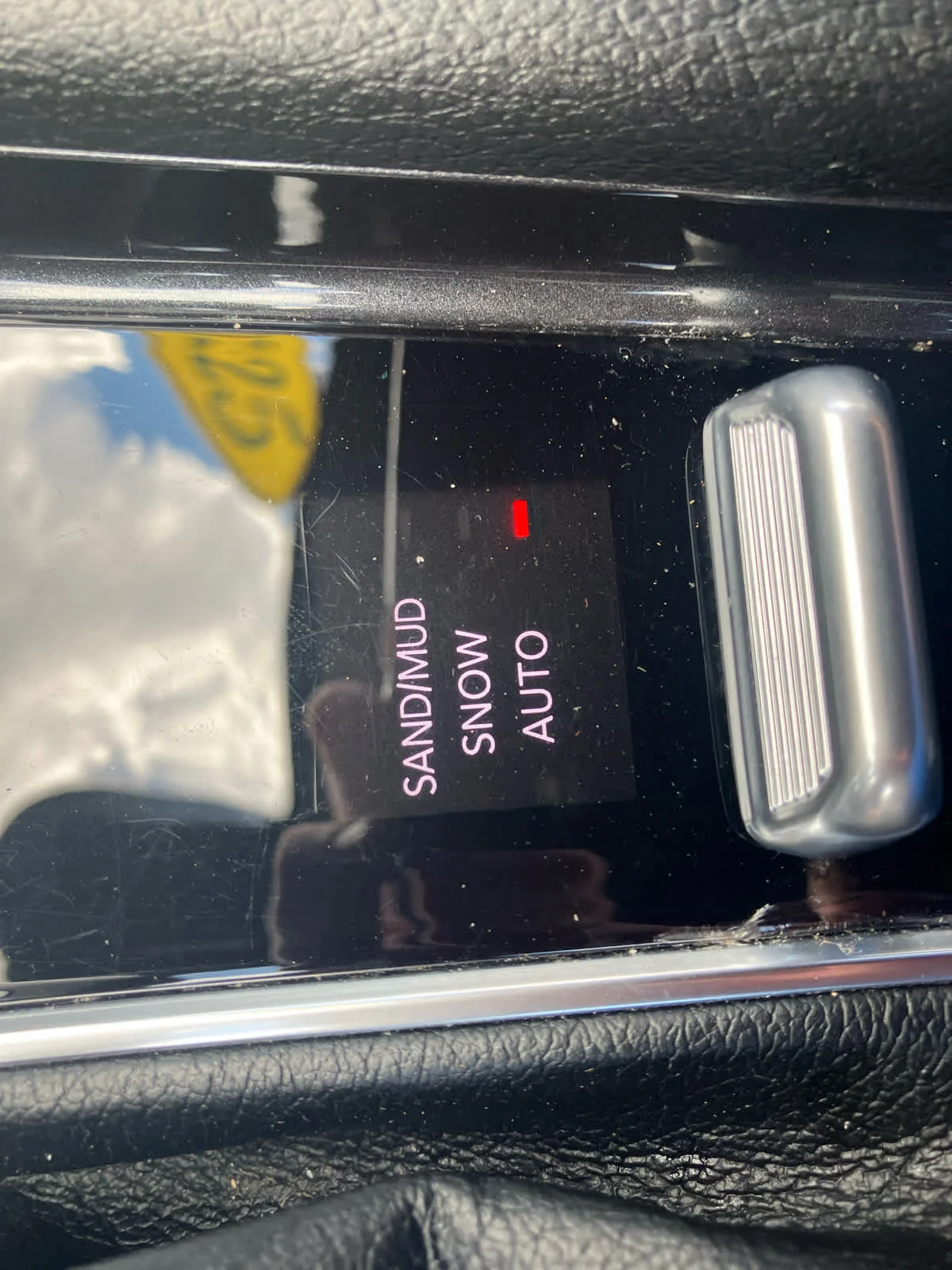 Used 2025 Diamond Black Crystal Pearlcoat Jeep Latitude image 30