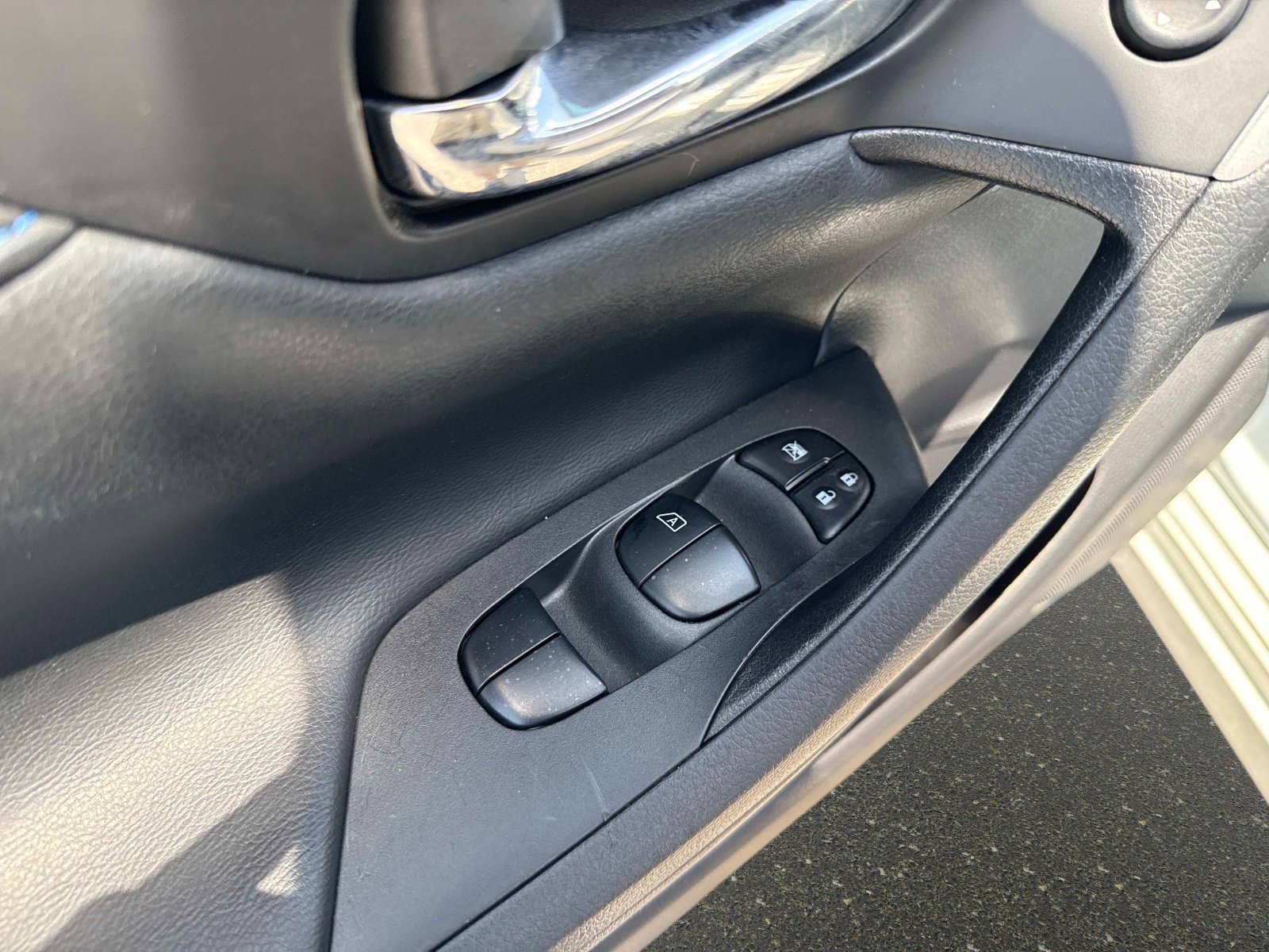 Used 2018 Pearl White Nissan 2.5 SR image 17