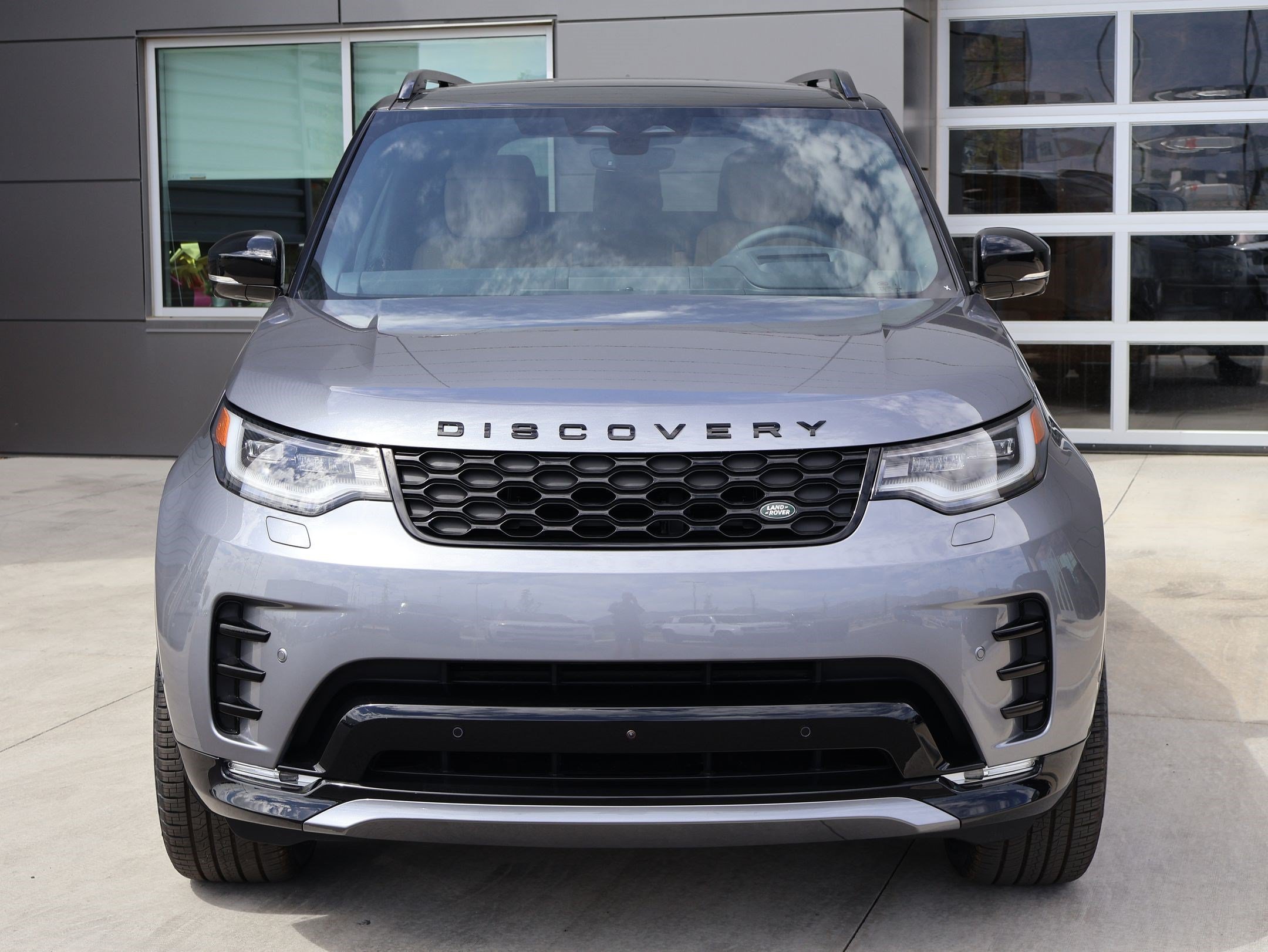 New 2026 Eiger Grey LAND ROVER Dynamic SE image 2