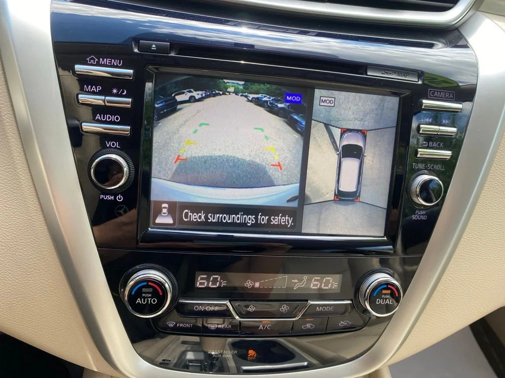 Used 2018 White Nissan SL image 17